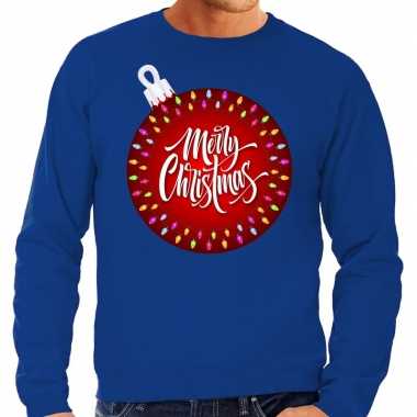 Blauwe foute kersttrui / sweater merry christmas en grote kerstbal voor heren